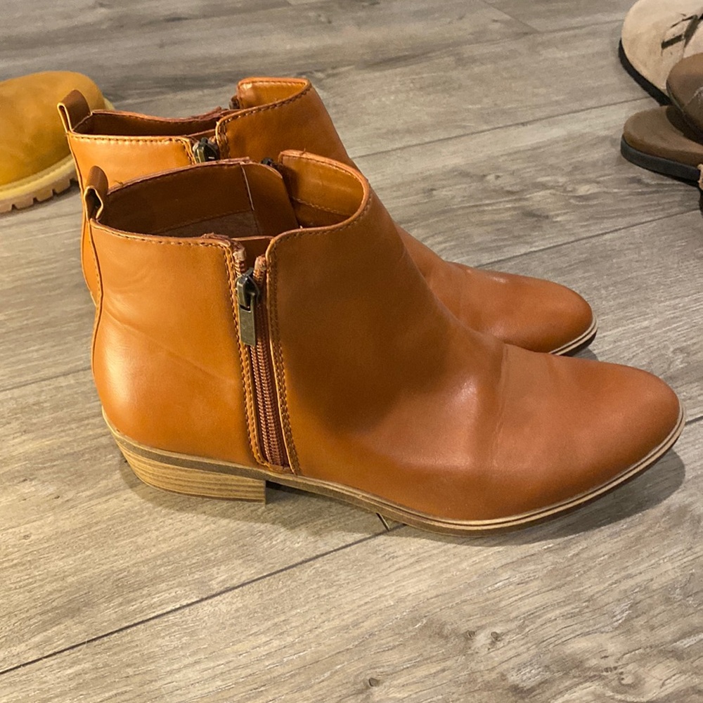 Chaps chestnut brown leather bootie size 8.5